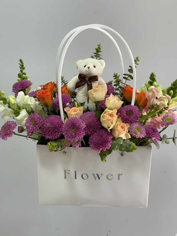 Beyaz Çantada Çiçek Aranjmanı