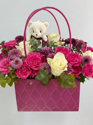 Fuşya Çantada Çiçek Aranjmanı